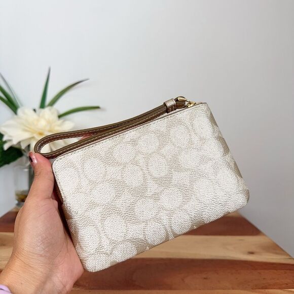 NWT Coach Corner Zip Wristlet In Signature Canvas - Picture 2 of 5